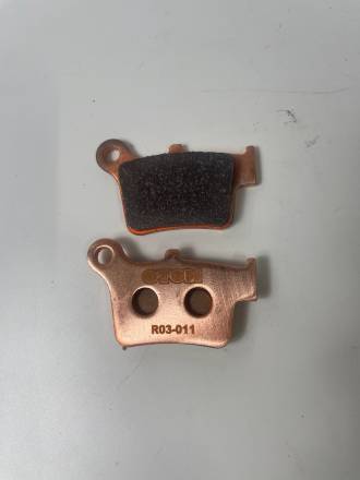 Задние тормозные колодки-R03